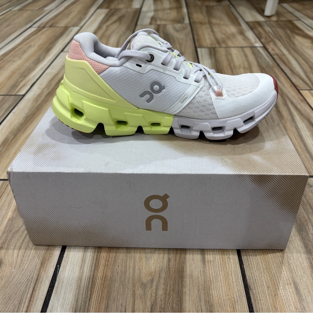 On Cloud Sneakers - Picture 2 of 8